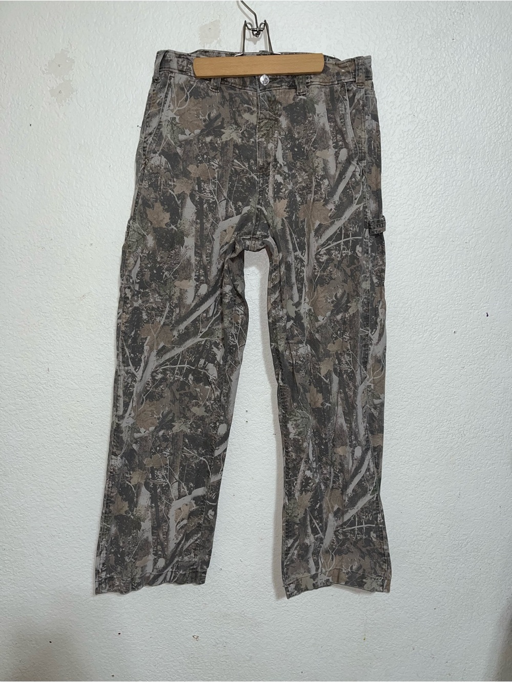 Abercrombie & Fitch Baggy Cargo Pants in Light Gray & Camouflage